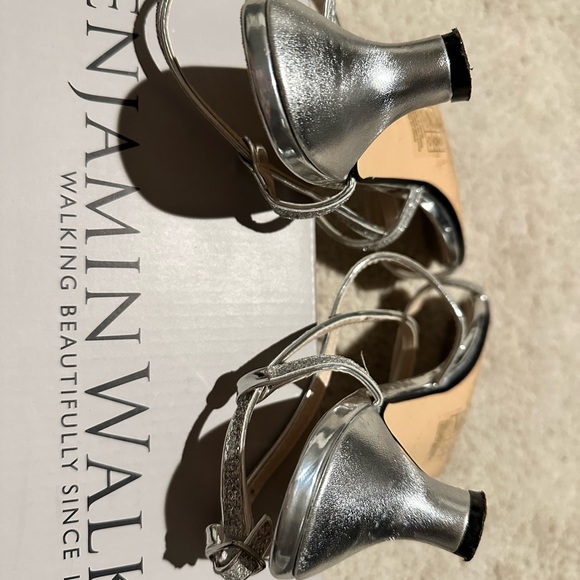 Here comes WEDDING season! Cute and comfy kitten-heel silver strappy shoes! 💍 - Picture 3 of 6